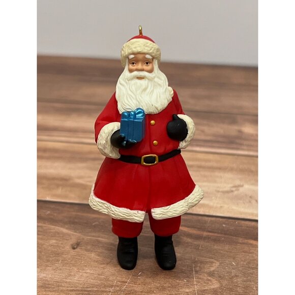2010 HALLMARK KEEPSAKE ORNAMENT QXG7343 SANTA'S BUSY SEASON BLUE GIFT - Picture 1 of 8